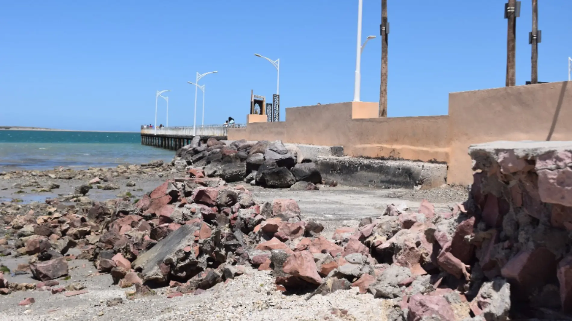 Escollera destruida en el malecón de La Paz